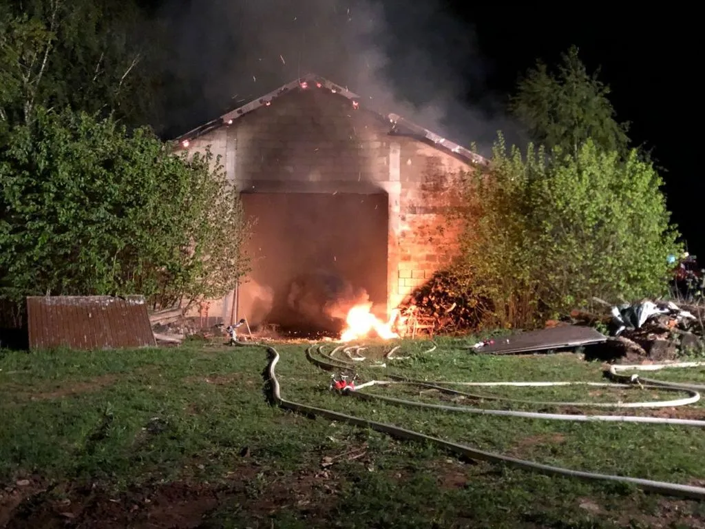 Steinau: Landwirtschaftliche Lagerhalle in Flammen