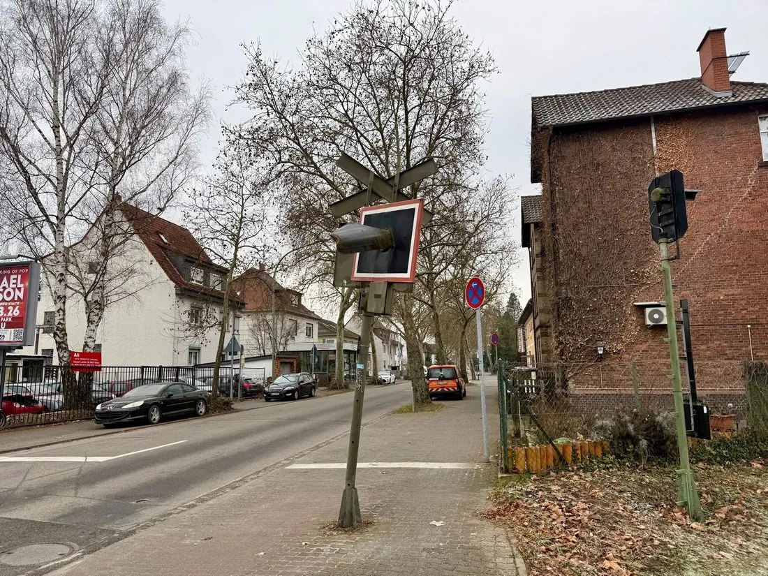 Blinklichtanlange am Bahnübergang Hanauer Landstraße beschädigt