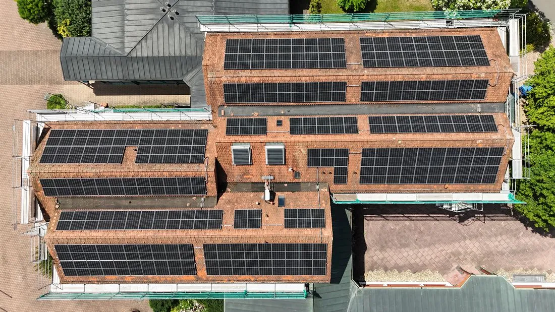Klimafreundliche Zukunft: Neue Photovoltaikanlage auf Rathausdach in Gründau