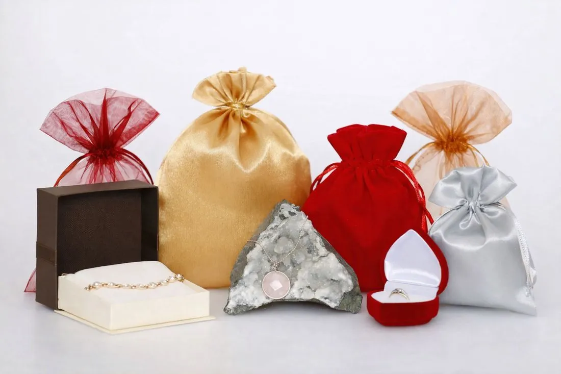 Schmuck und kleine Geschenke stilvoll überreichen: Warum die Verpackung den Unterschied macht