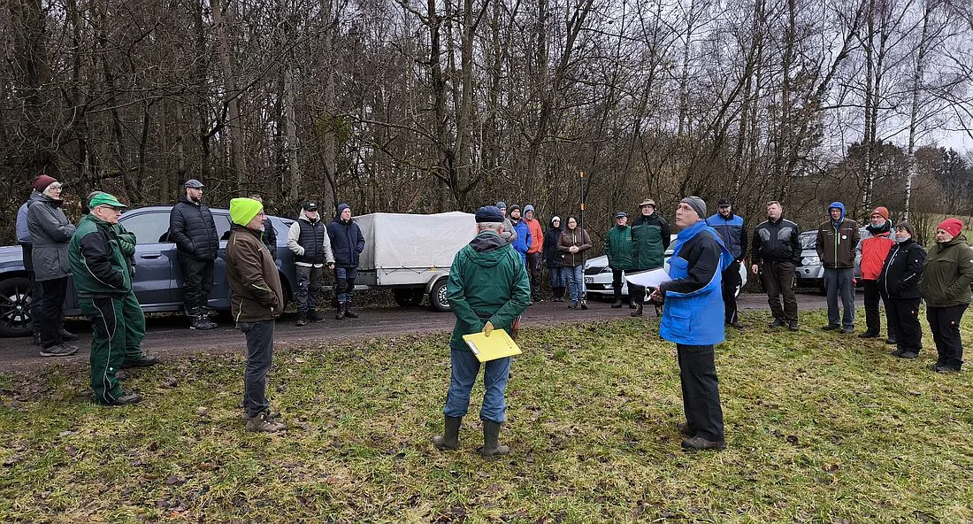 Voneinander lernen: Obstbaumschnitt auf Streuobstwiese
