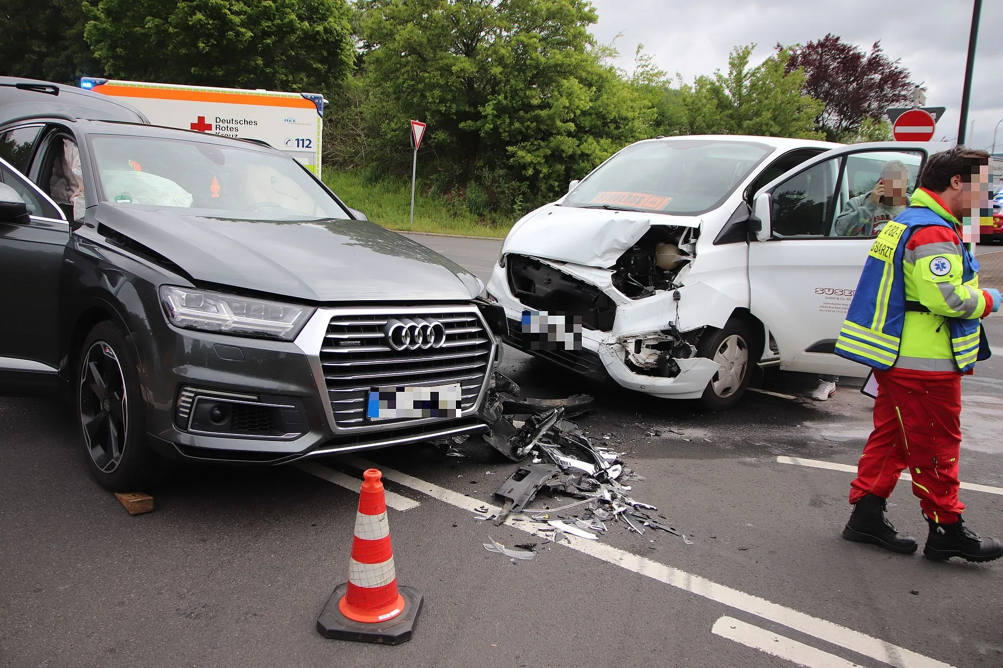 Schulbus-Unfall in Steinau: Eine Verletzte, Polizei sucht Zeugen