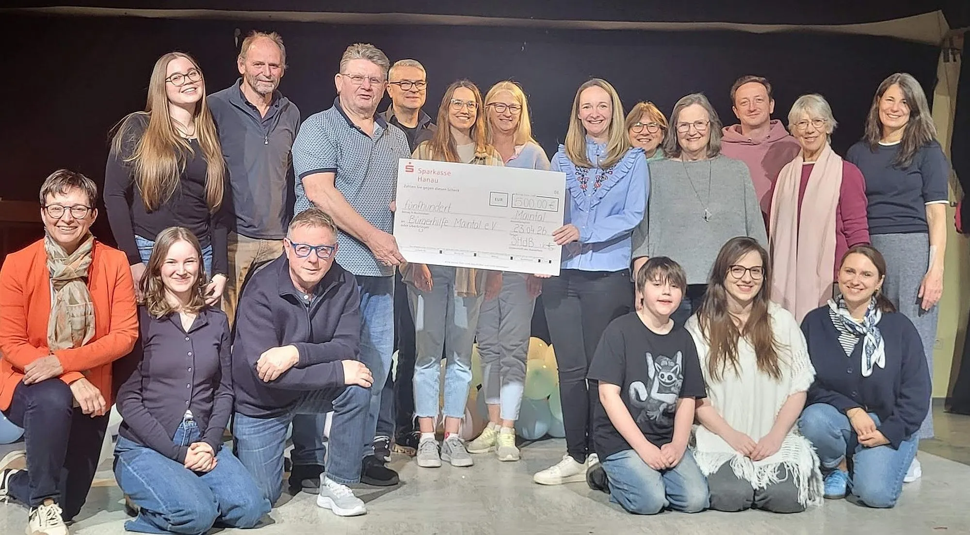 Theatergruppe übergibt Spende an Bürgerhilfe