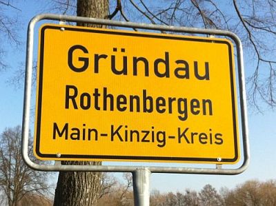 Jugendliche erklären älteren Menschen Smartphone und Tablet