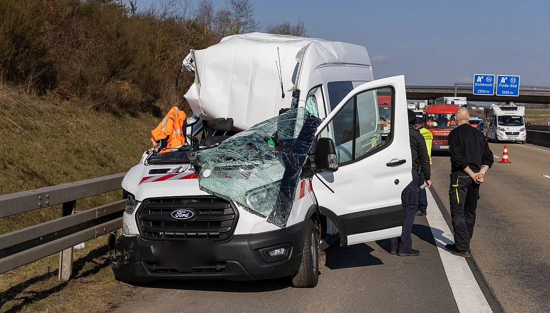 A66: 24-Jähriger aus Gelnhausen kracht mit Transporter in Lkw