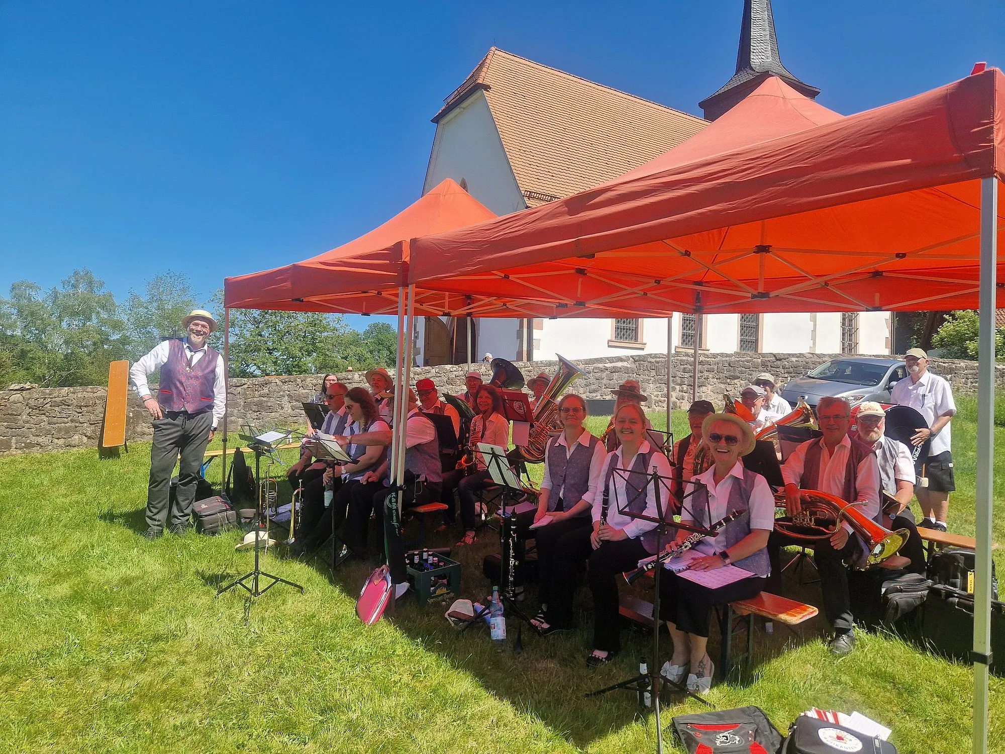 Biebertaler Musikanten an der Burgberg Kapelle