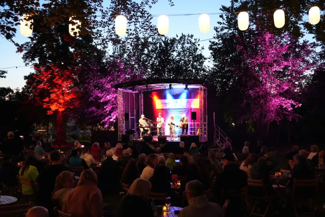 Langenselbold: Stimmungsvoller Auftakt für „Live im Schlossgarten“ mit NEW CHAPTER