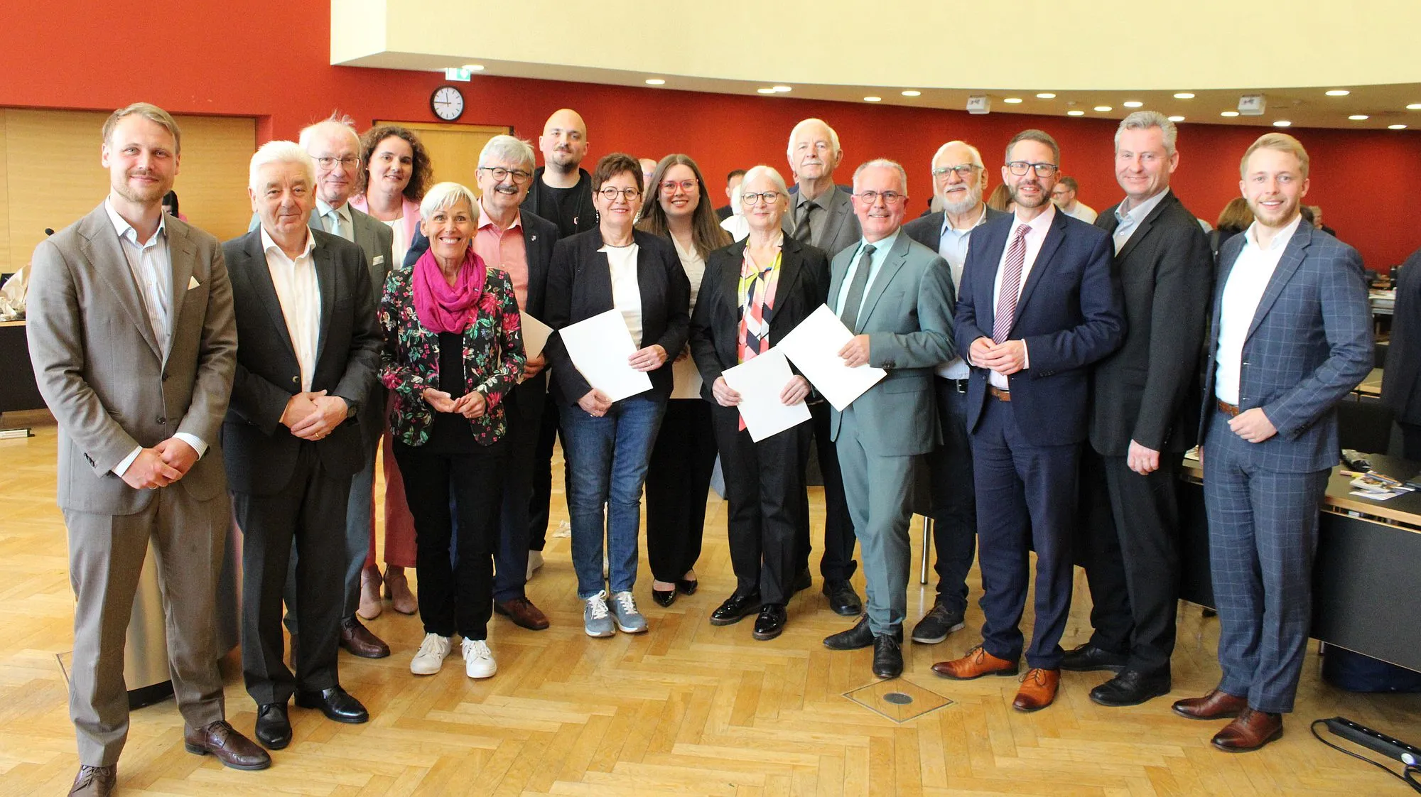 1. Kreistagssitzung: Jung dirigiert, Landrat mahnt und AfD scheitert