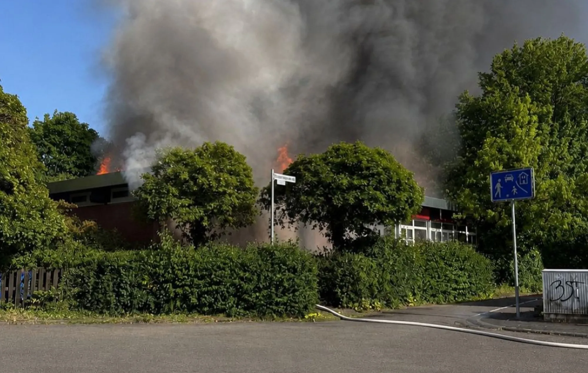 Hanau: Müllcontainer brennen an Kindertagesstätte