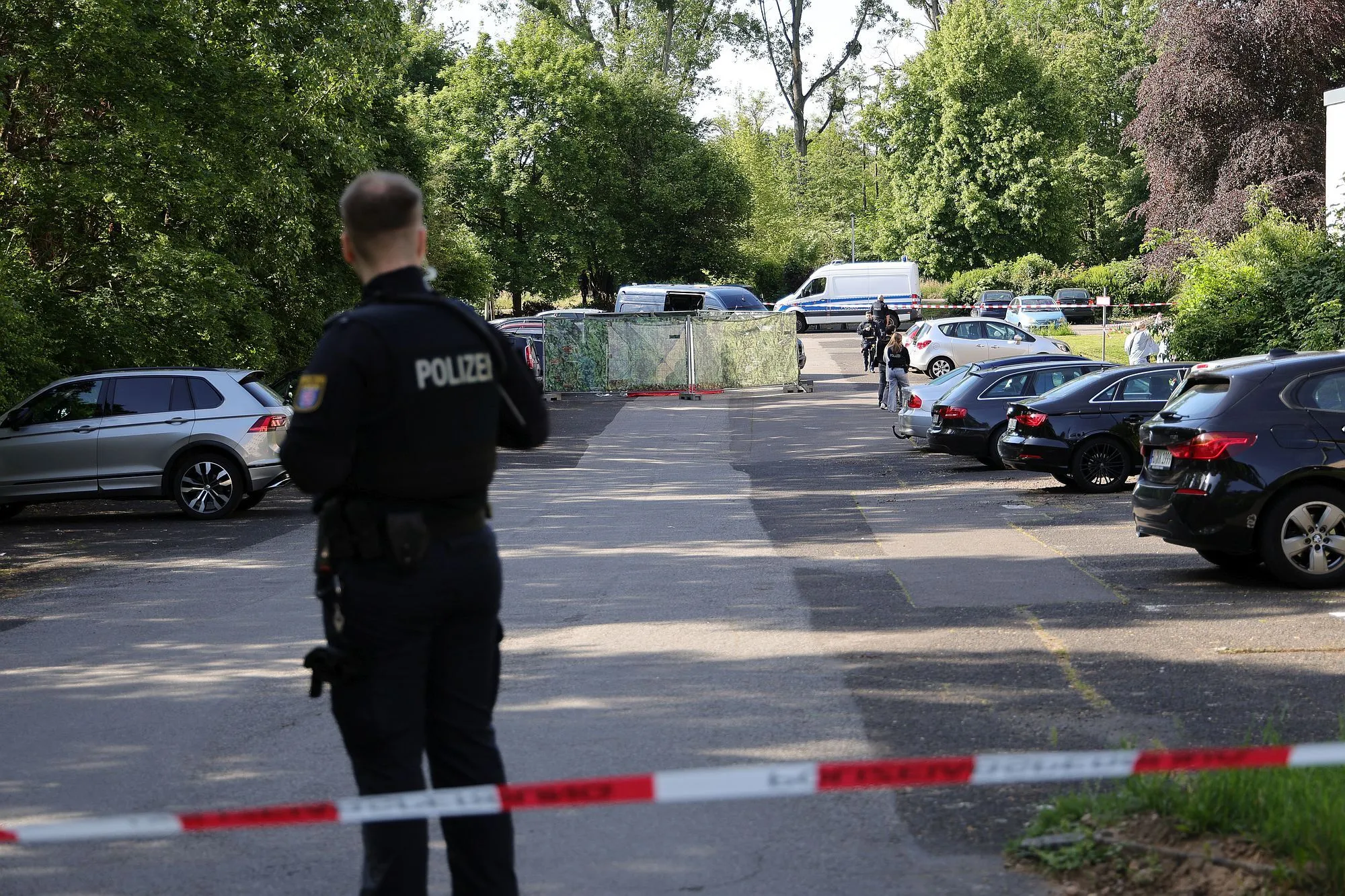 Eilmeldung: Frauenleiche vor Mehrfamilienhaus in Hanau aufgefunden