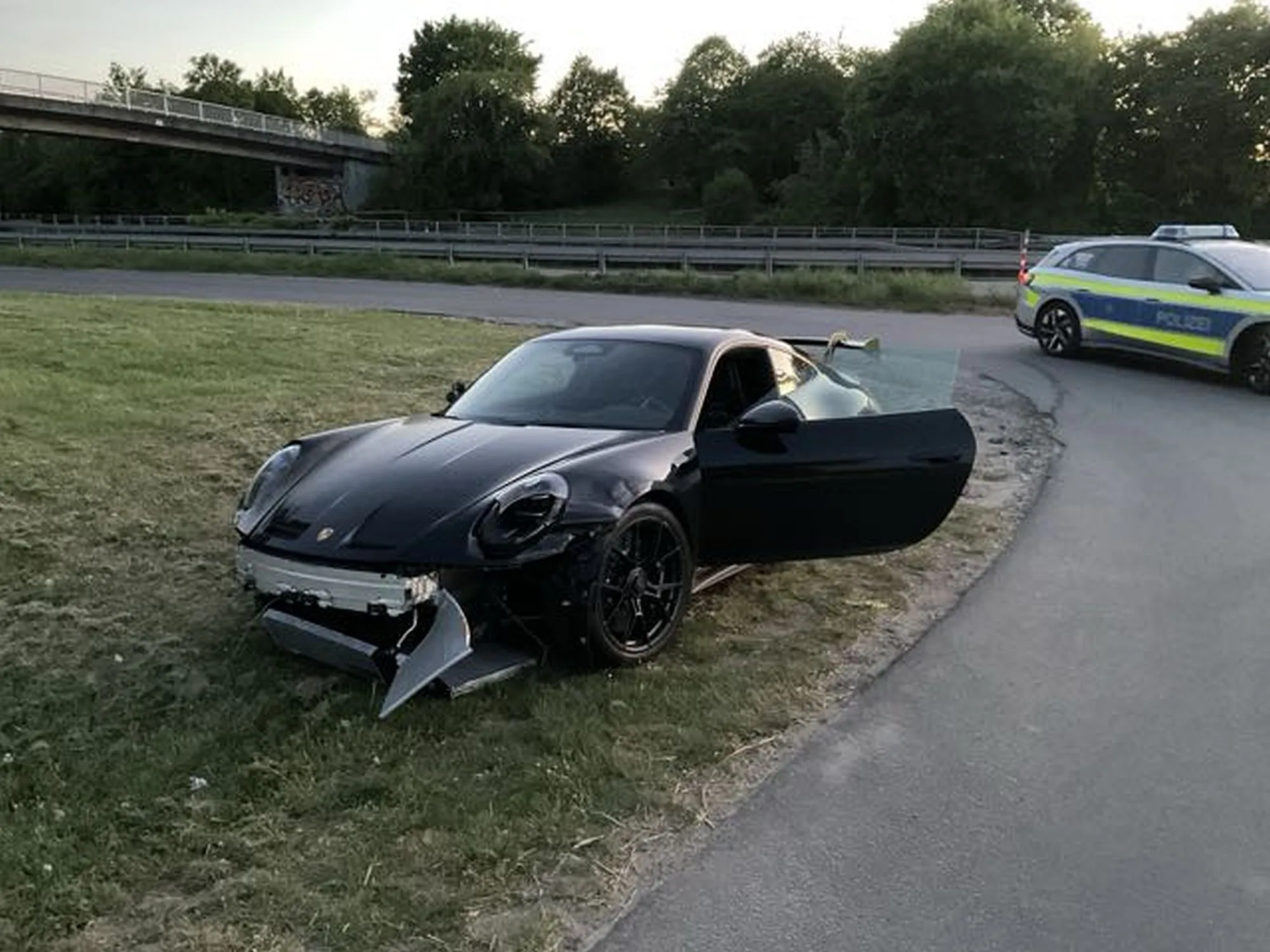 Hanau / Bruchköbel: Schwer beschädigter Porsche nach Unfall im Feld abgestellt