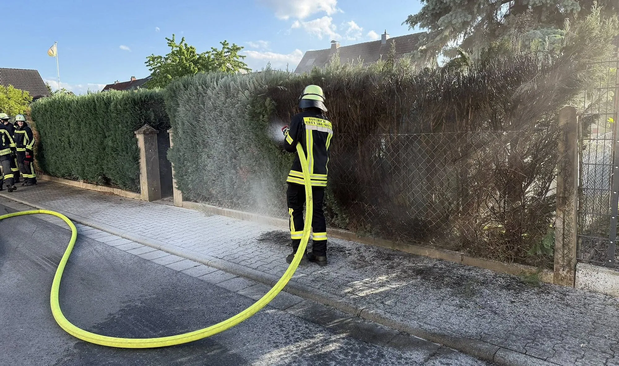Gründau: Feuerwehr zu Heckenbrand alarmiert