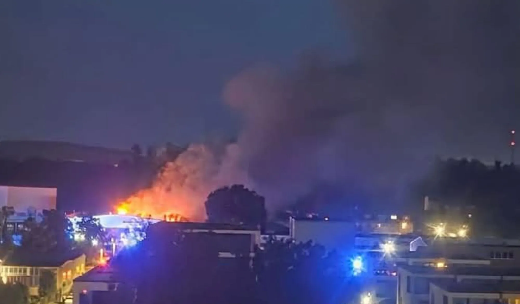 Maintal: Lagerhalle in Flammen, Fenster und Türen schließen