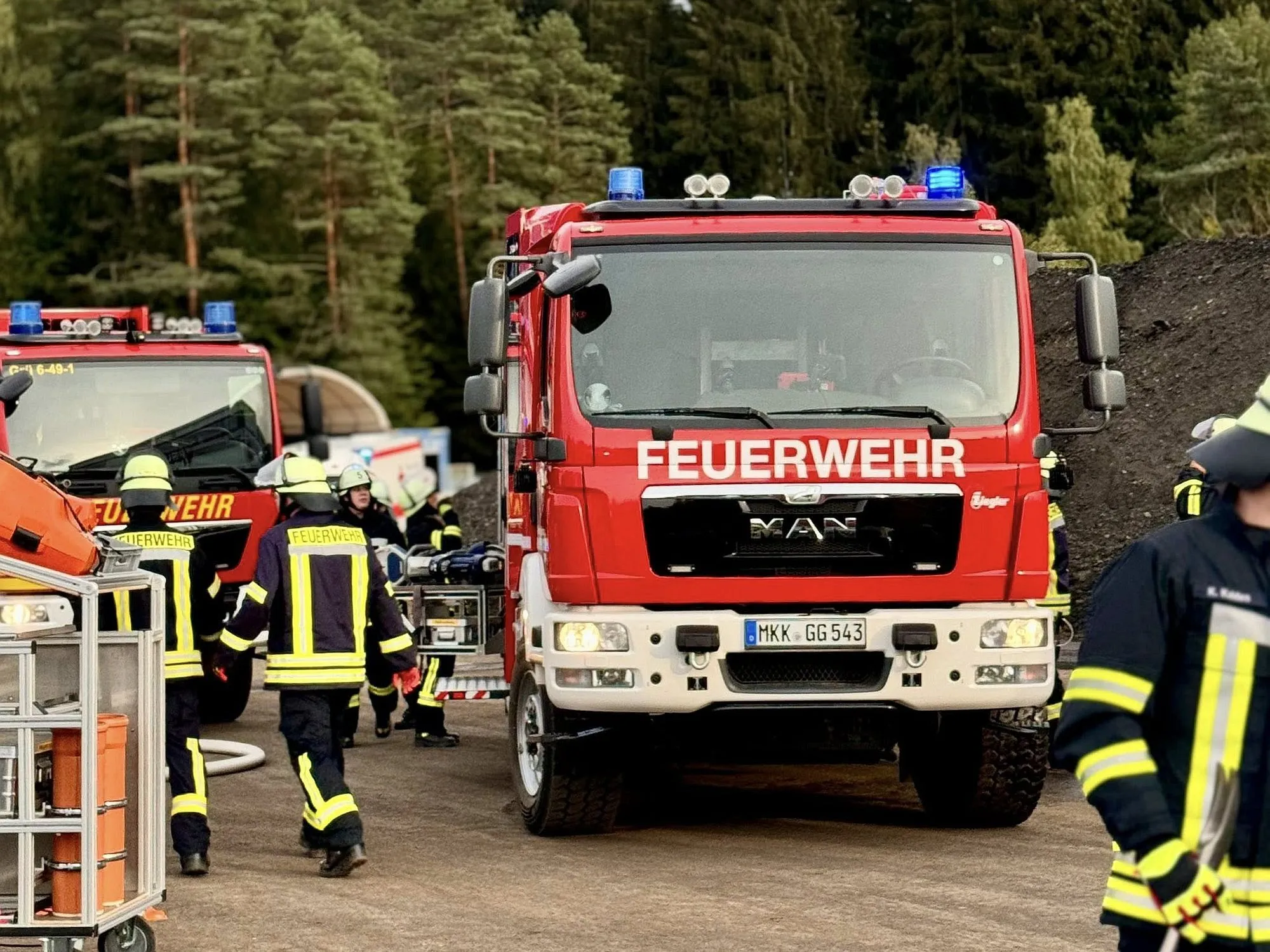 Gründau: Arbeiter unter Minibagger eingeklemmt