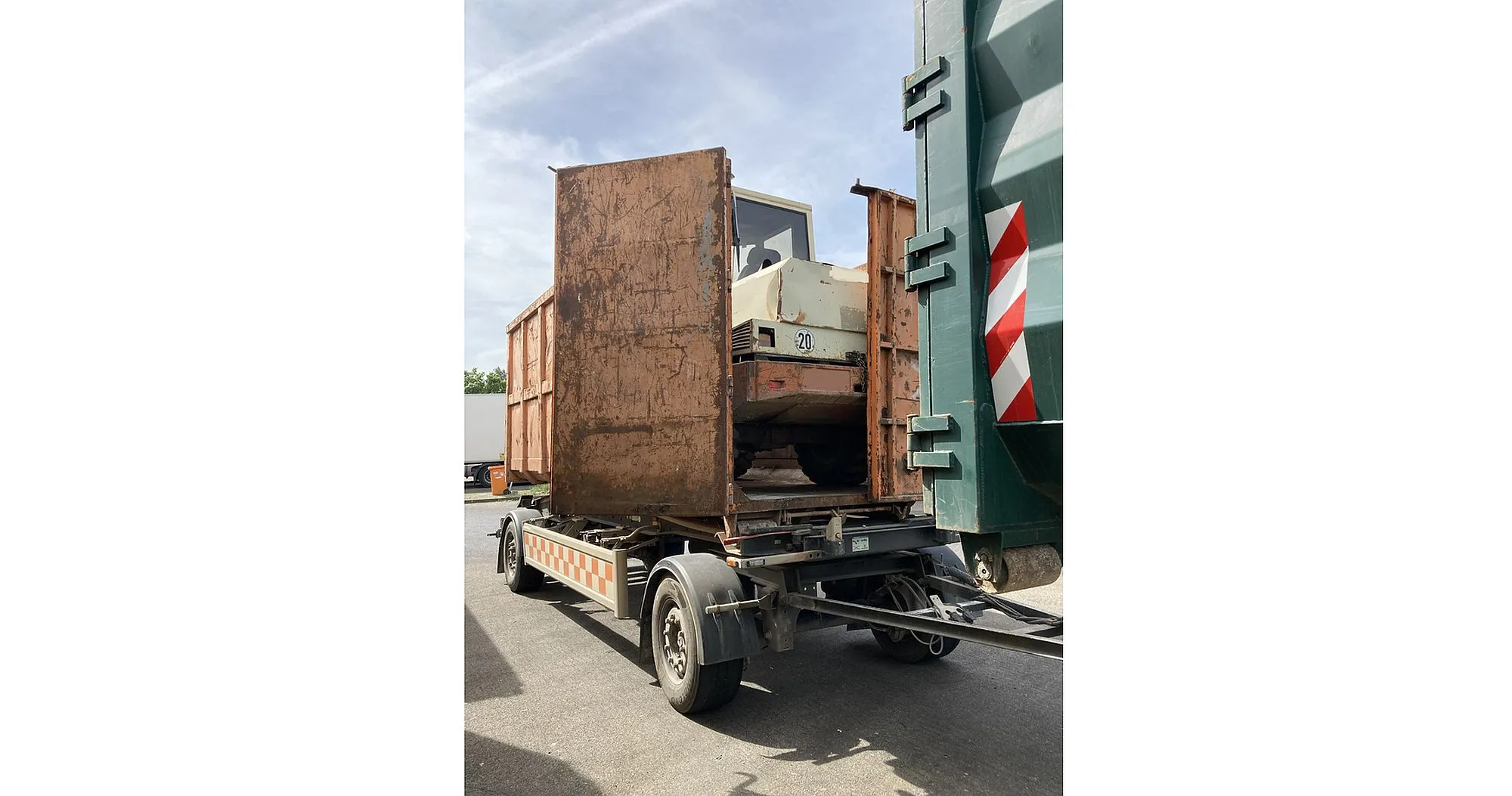 A3: Polizei bendet Transport von Radlader in offenem Container